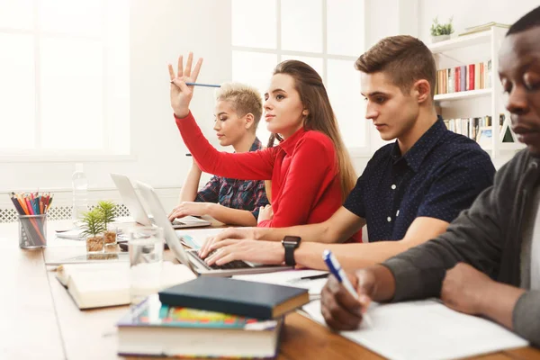 Grupo de estudantes diversos que estudam à mesa de madeira — Fotografia de Stock