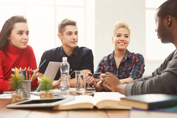 Incontro d'affari. Giovane squadra in ufficio moderno — Foto Stock