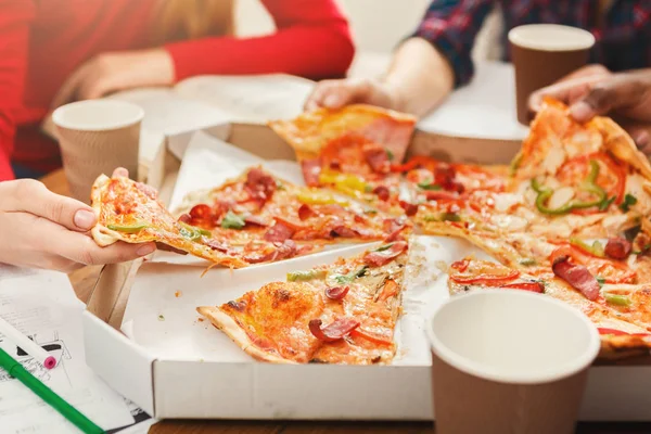 Étudiants apprenant et mangeant pizza — Photo