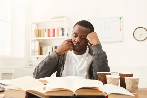 Fekete férfi diák tanul az asztal tele a könyvek — Stock Fotó