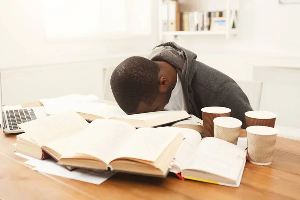 Fekete férfi diák tanul az asztal tele a könyvek — Stock Fotó