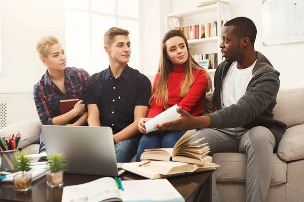 Grupo de estudiantes diversos que estudian en el ambiente del hogar en el cou — Foto de Stock