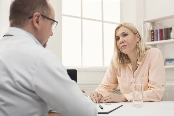 Seriöser Arzt berät Frau im Krankenhaus — Stockfoto