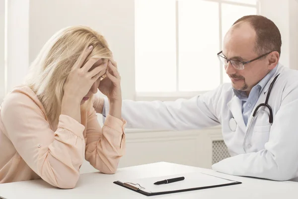 Arzt berät Frau im Krankenhaus — Stockfoto