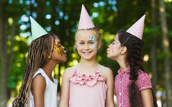 Gelukkige verjaardagsfeest in het park — Stockfoto