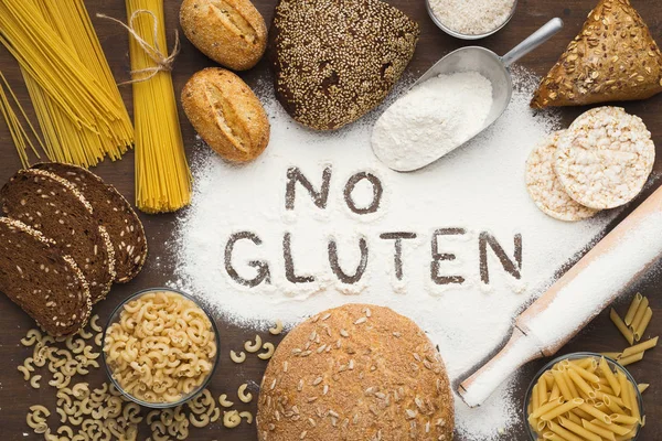 Inscripción sin gluten y varios productos saludables — Foto de Stock