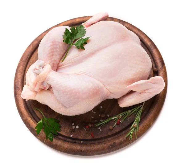 Surowego kurczaka z przyprawami na drewnianej tablicy — Zdjęcie stockowe
