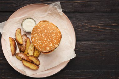 Fast food üstten görünüm - burger, patates kızartması ve mayonez