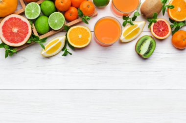 Beyaz ahşap zemin, üstten görünüm, kopya alanı taze tropikal meyve ürün çeşitliliği