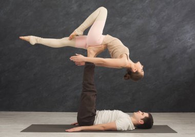 Genç çift acroyoga mat birlikte pratik