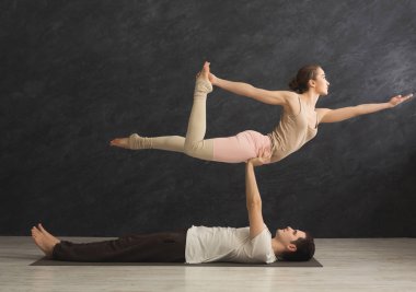 Genç çift acroyoga mat birlikte pratik