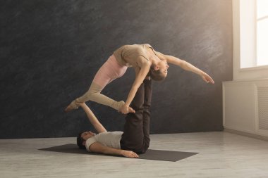 Genç çift acroyoga mat birlikte pratik