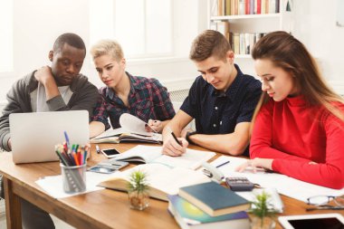 Çok ırklı sınıf arkadaşlarıyla birlikte sınavlarına hazırlanıyor