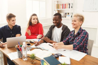 Modern ofiste dizüstü bilgisayar kullanan kadın