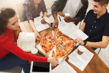 Öğrencilerin öğrenme ve pizza yemek