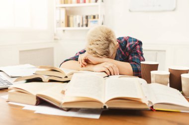 Masada dolusu kitap okuyan öğrenci kız