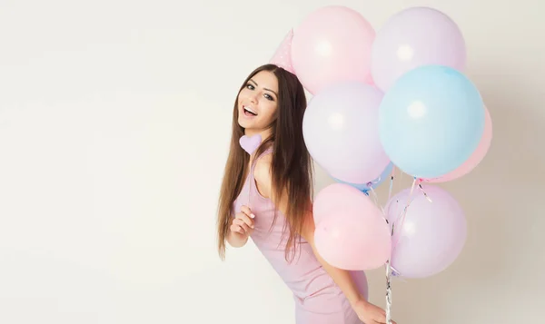 Cumpleaños chica en partido sombrero celebración globos — Foto de Stock