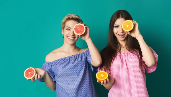 グレープ フルーツとオレンジのきれいな女性の肖像画 — ストック写真