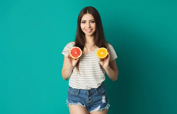 Chica feliz con pomelo y mitades de naranja —  Fotos de Stock