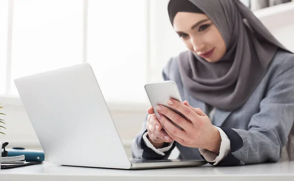 Saudi muda pengusaha wanita bekerja di kantor — Stok Foto