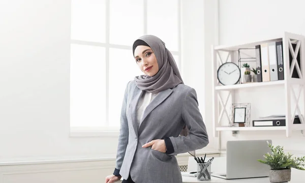 Muslim pengusaha potret di kantor — Stok Foto