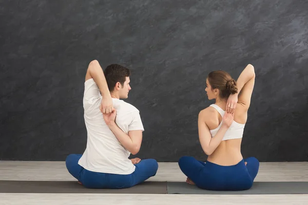 Junges Paar im Yoga-Kurs, Rücken dehnen — Stockfoto