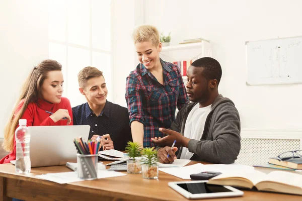 Compañeros de clase multiétnicos preparándose para los exámenes juntos — Foto de Stock