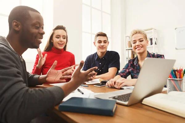 Grupo de estudiantes diversos que estudian en la mesa de madera — Foto de Stock