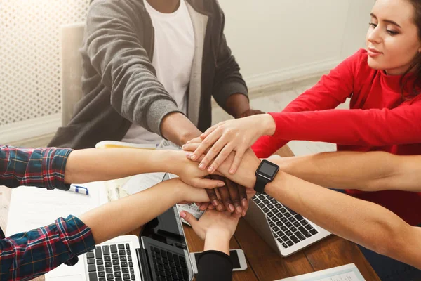 Mensen uit het bedrijfsleven op de werktafel samenstellen van handen — Stockfoto