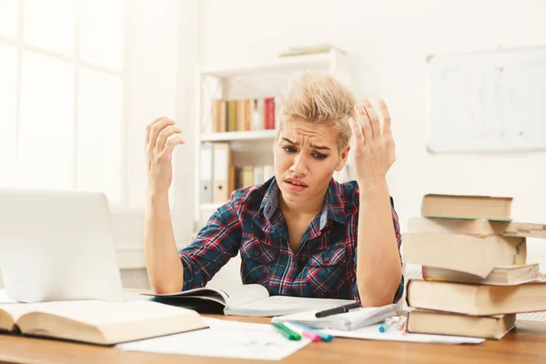 Estudante menina estudando na mesa cheia de livros — Fotografia de Stock