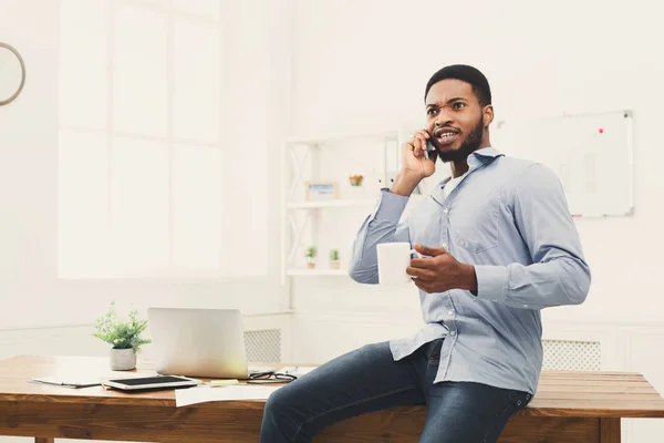 Jeune homme d'affaires noir a téléphone mobile parler — Photo