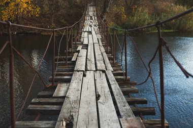 Ahşap köprü nehri terk edilmiş