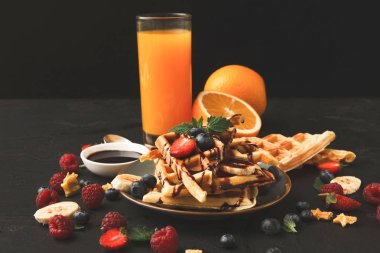 Meyveler ve meyve suyu cam ile Belçika Waffle