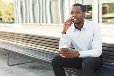 Açık havada smart casual ware'siyah iş adamıdır
