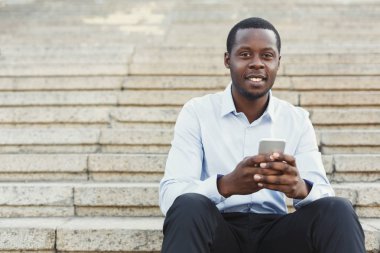 Açık havada smart casual ware'siyah iş adamıdır