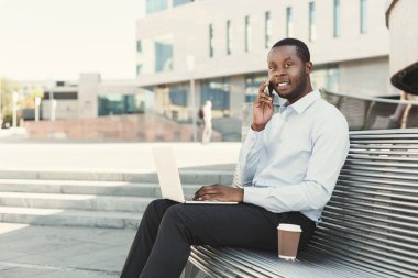 Afrikalı-Amerikalı işadamı dizüstü bilgisayar açık havada ile çalışma