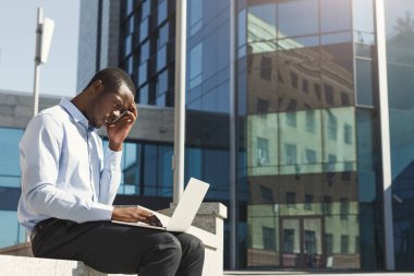 Açık havada smart casual ware'siyah iş adamıdır