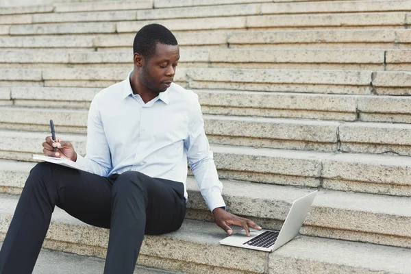 Αφροαμερικανός ευτυχής επιχειρηματίας που εργάζεται με το laptop σε εξωτερικούς χώρους — Φωτογραφία Αρχείου