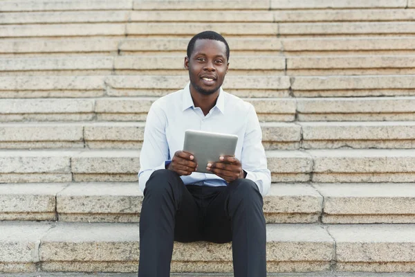 Αφροαμερικανός ευτυχής επιχειρηματίας που εργάζεται με tablet σε εξωτερικούς χώρους — Φωτογραφία Αρχείου