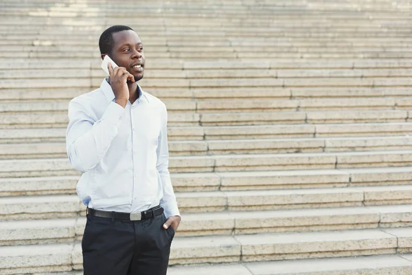 Hombre de negocios negro al aire libre en artículos casuales inteligentes —  Fotos de Stock