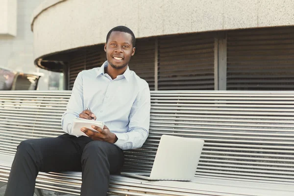 Afrikanischer amerikanischer Geschäftsmann arbeitet mit Laptop im Freien — Stockfoto