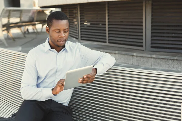 Αφρικανικός Αμερικανός επιχειρηματίας που εργάζεται με tablet σε εξωτερικούς χώρους — Φωτογραφία Αρχείου