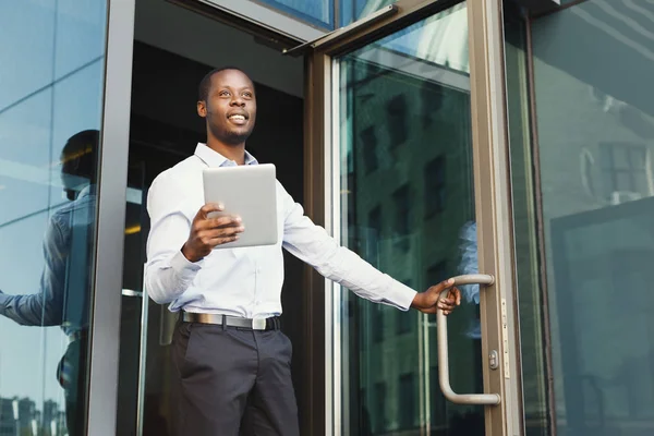 Портрет впевненого молодого чорного бізнесмена з планшетом — стокове фото