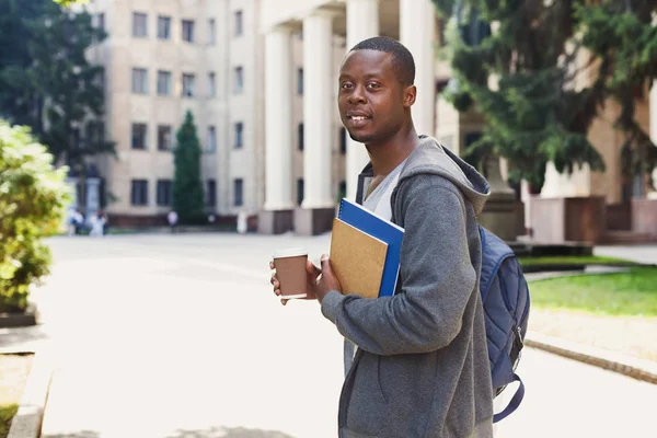 Étudiant afro-américain avec des livres sur le campus universitaire en plein air — Photo