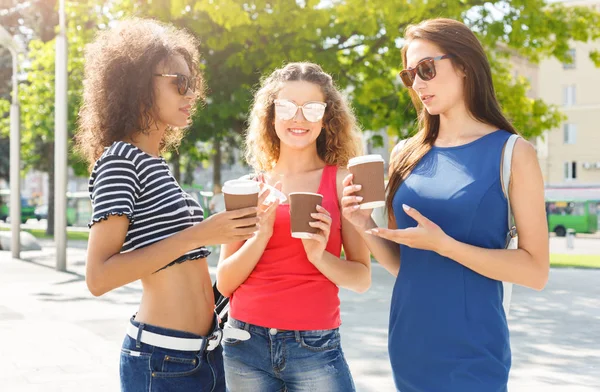 Glada tjejer med ta bort kaffe utomhus — Stockfoto