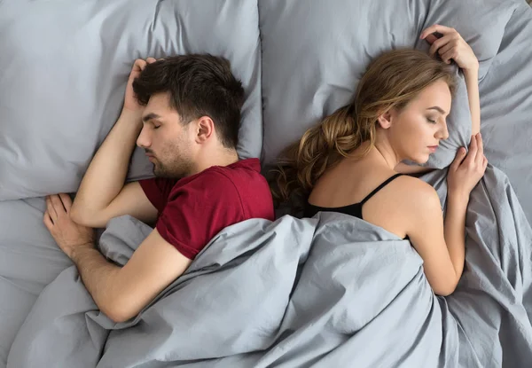 Vista superior de pareja joven durmiendo en la cama —  Fotos de Stock