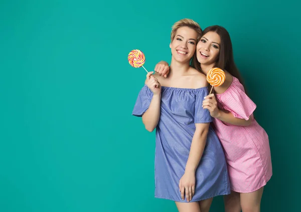 Due ragazze attraenti con lecca-lecca in mano — Foto Stock