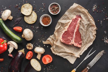 Ahşap tahta üzerinde sebze ile ham t-bone biftek
