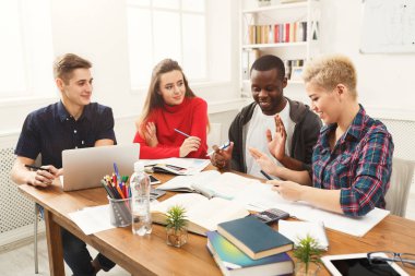 Modern ofiste dizüstü bilgisayar kullanan kadın