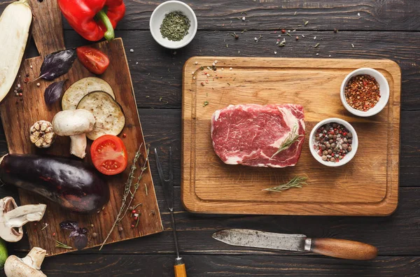 Filete crudo mignon steak sobre tabla de madera — Foto de Stock